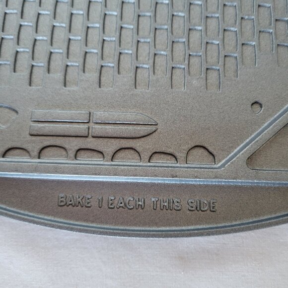 Cast Iron Gingerbread House Mold Double Sided Christmas Holiday - Picture 3 of 6